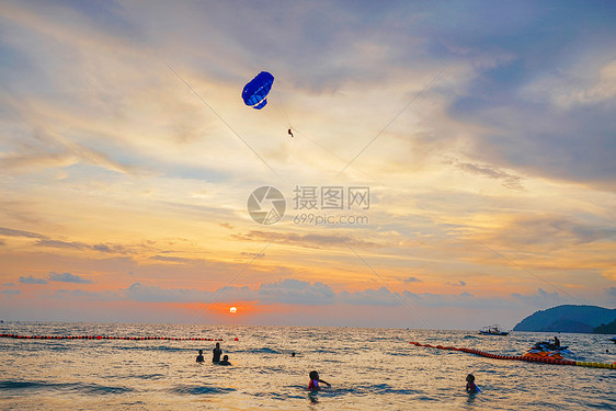 马来西亚兰卡威落日跳伞图片