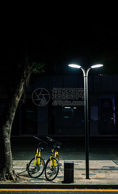 路灯下的共享单车图片