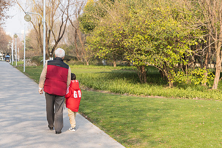 祖孙情爷爷带孙子逛公园图片
