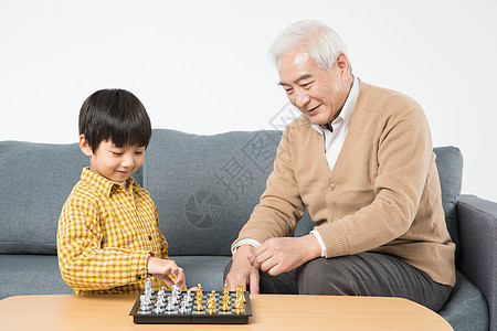 祖孙沙发上玩国际象棋图片