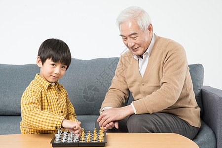 祖孙沙发上玩国际象棋图片
