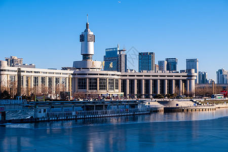 天津老建筑海河边的天津站背景