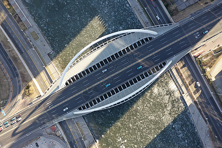 俯视汽车天津海河金刚桥背景