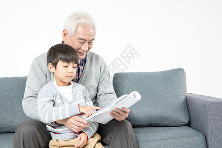 祖孙在沙发上看书高清图片