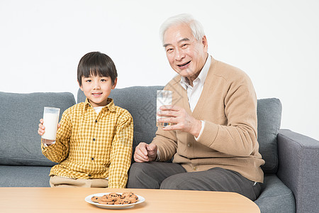 祖孙沙发上吃早餐图片