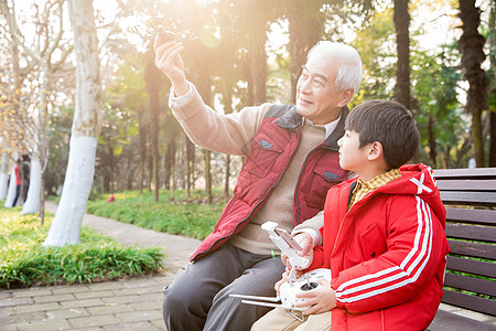 祖孙公园玩飞行器图片