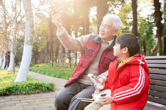 祖孙公园玩飞行器图片