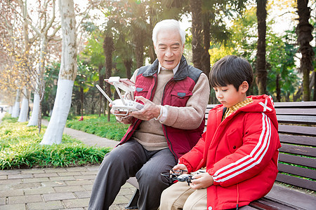 祖孙公园玩飞行器图片