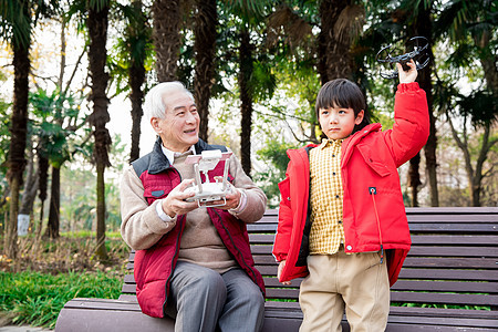 祖孙公园玩飞行器背景图片