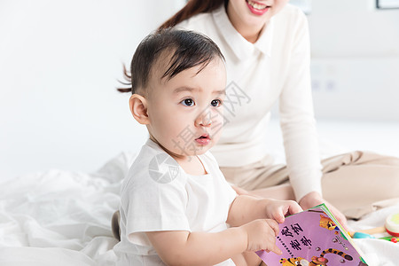 婴儿翻阅书籍背景图片