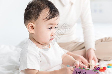 婴儿翻阅书籍背景图片
