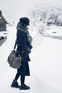 雪地中的日系少女图片