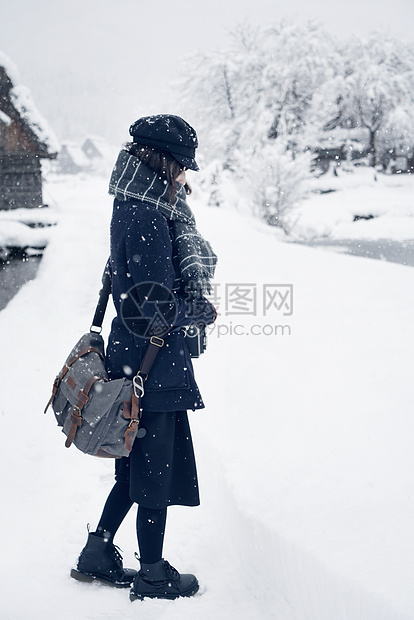 雪地中的日系少女图片