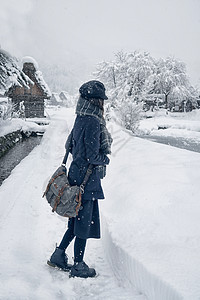 雪地中的日系少女图片