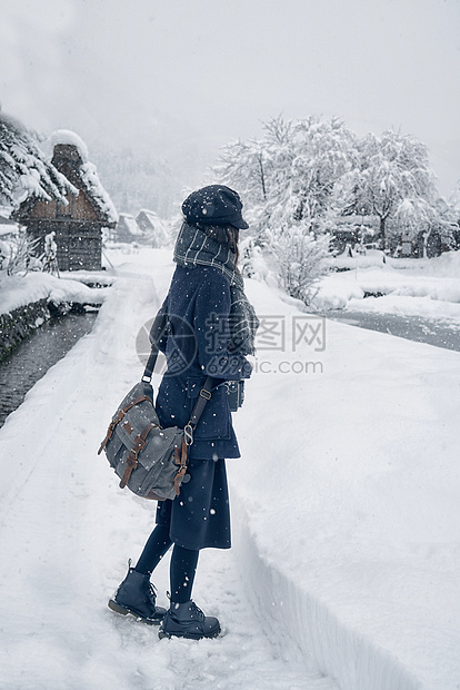 雪地中的日系少女图片