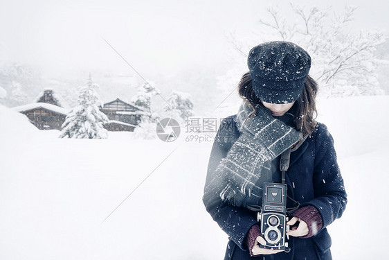 雪地中的日系少女图片