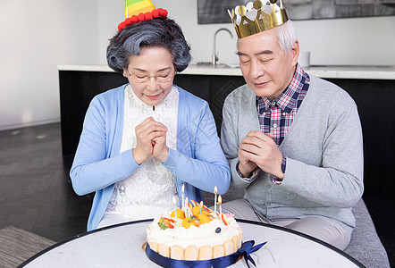 金婚过生日的老年夫妻背景图片