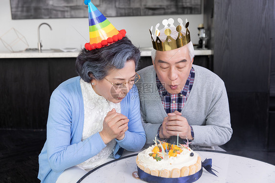 金婚夫妻过生日图片