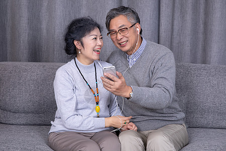 一起玩手机的老年夫妻图片