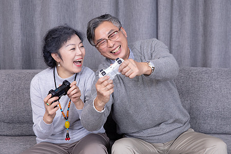 一起打游戏的老年夫妻图片