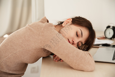 劳累的美女背景