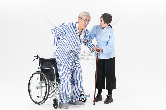 女护理人员照顾坐轮椅的老人图片