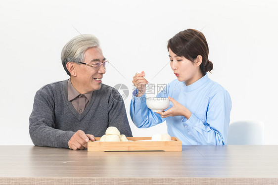 女护理人员喂食老人图片