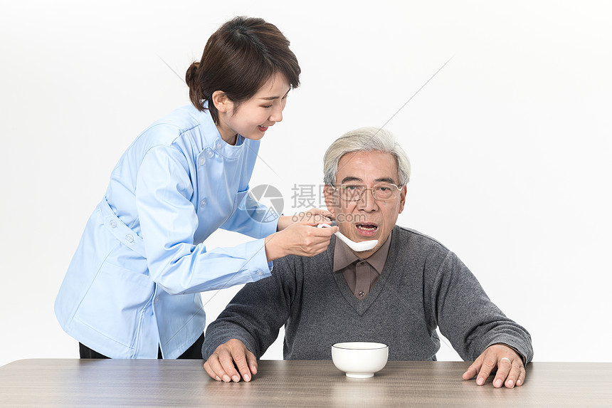 女护理人员喂食老人图片