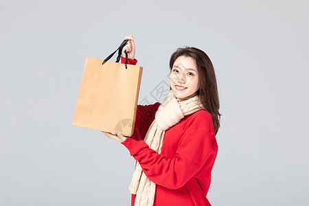 女性手拎纸袋形象背景图片