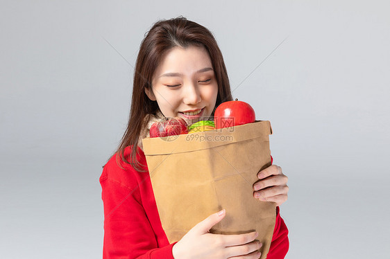 手捧水果的女生图片