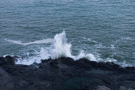 海浪拍打礁石背景