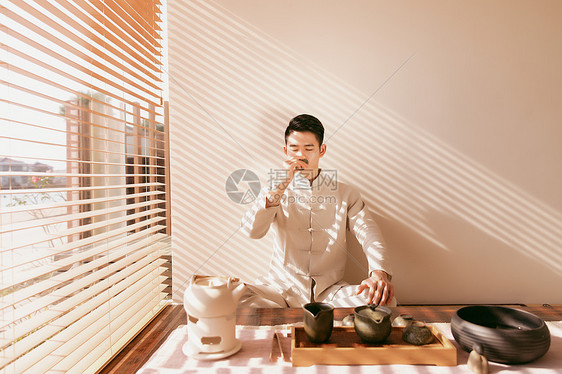 男茶艺师喝茶图片