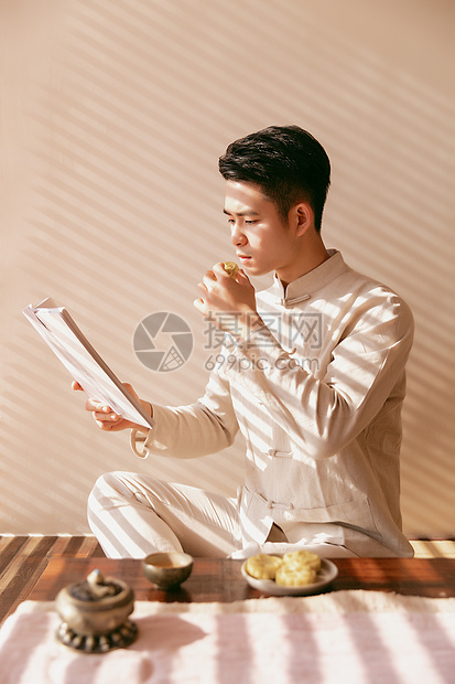 看书喝茶的男性图片
