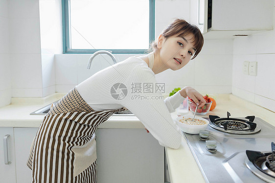 厨房里吃麦片的家庭主妇图片