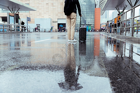 男性雨天出行背景图片