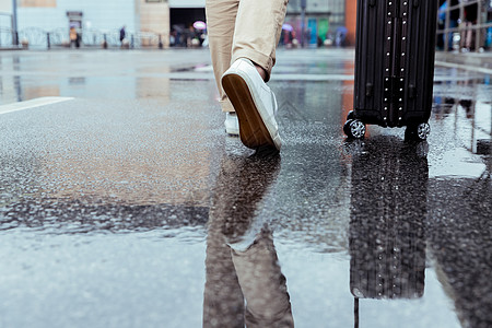 阴天下雨男性出行脚部特写背景