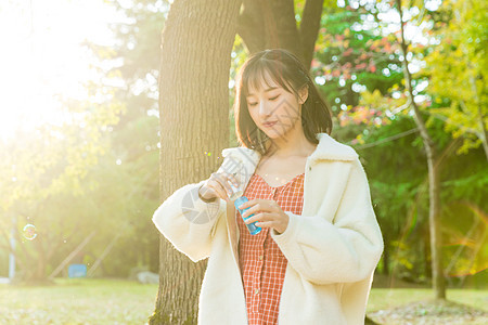 文艺女生吹泡泡图片