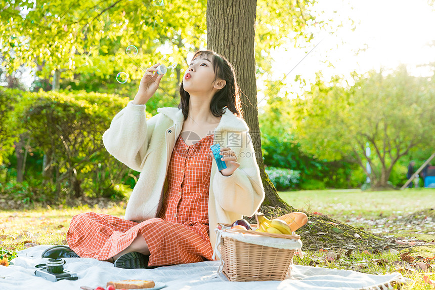 文艺女生吹泡泡图片