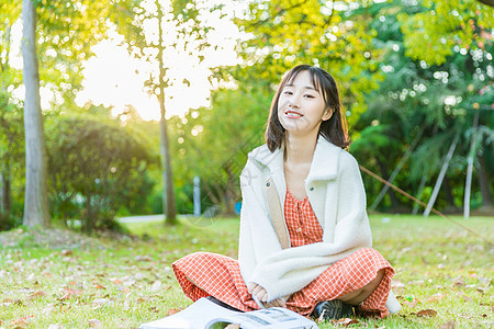 文艺女性草坪阅读图片