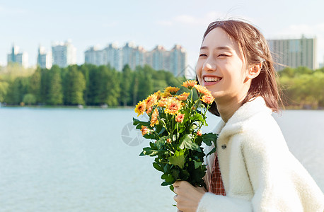 个人写真文艺女生手捧小雏菊背景