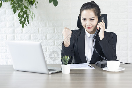 商务女性接电话客服图片