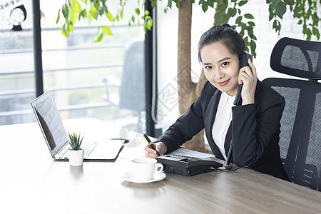 商务女性接电话客服图片