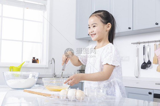 女儿厨房烘培打鸡蛋图片