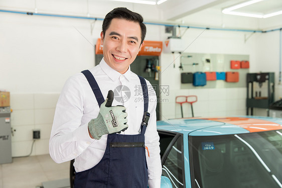 自信的汽车修理工人图片