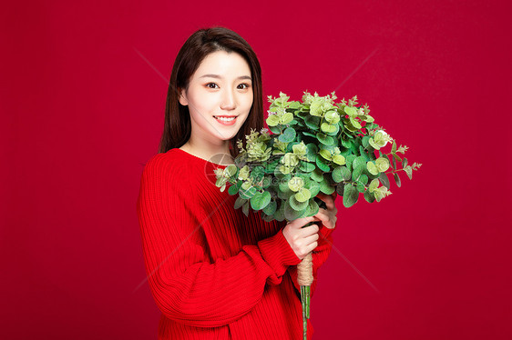 拿手捧花的女生图片