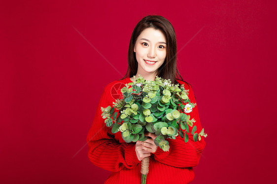 拿手捧花的女生图片