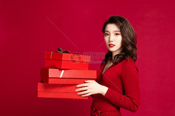 女性手拿红色礼品盒图片