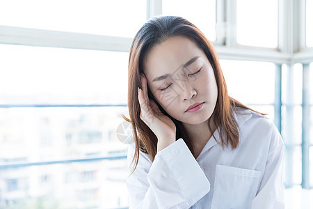 居家青年女性头疼背景图片