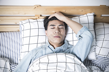 睡觉.青年男性头疼失眠背景