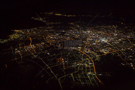 上海城市上空夜景飞机视角图片